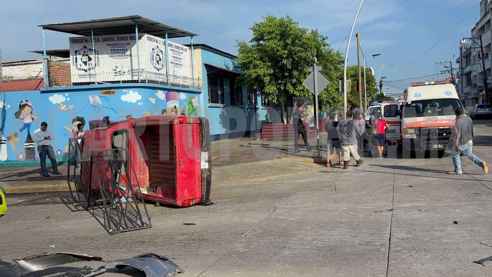 Tras impacto, pick up se estampa en un semáforo