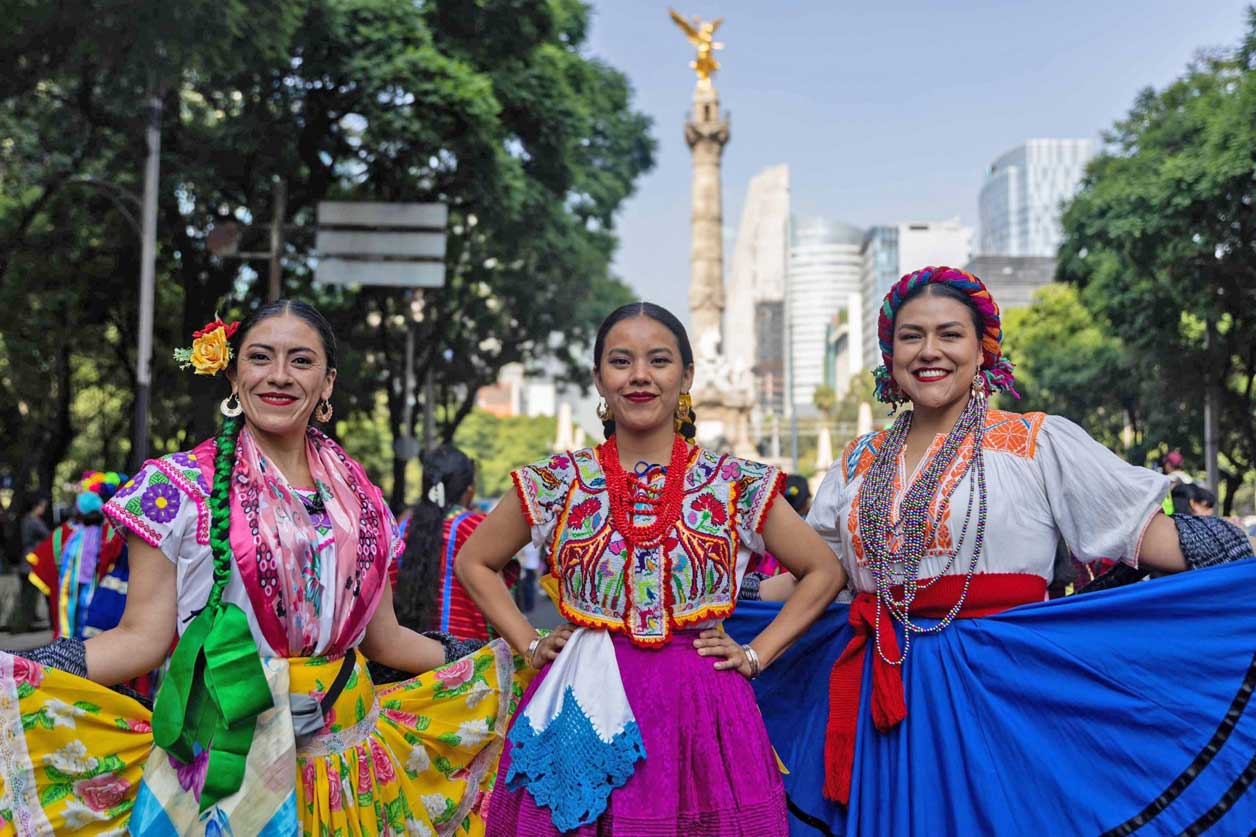 Mega Calenda 2025 inunda de color y tradición las calles