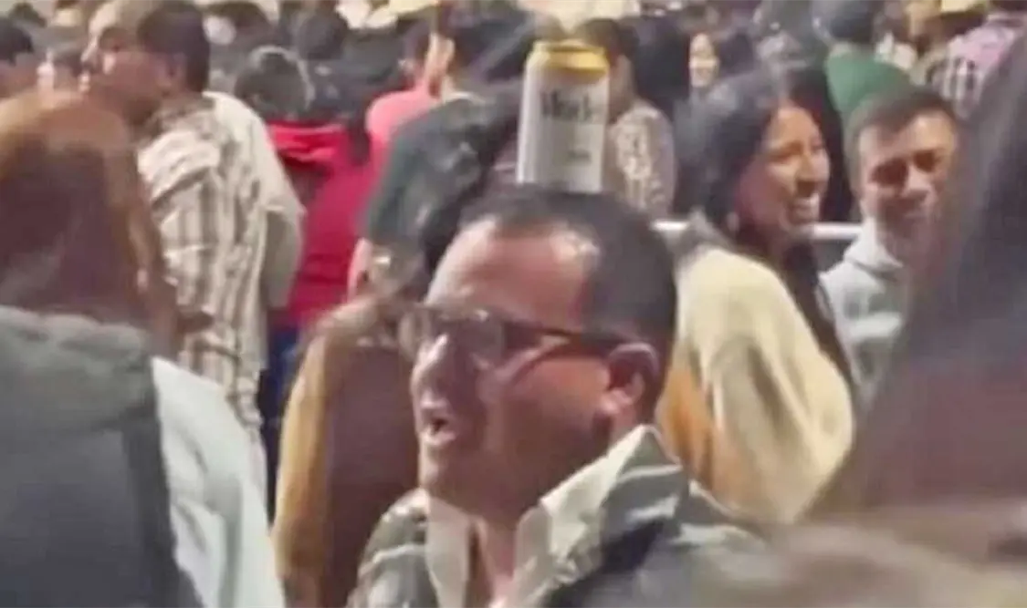 El alcalde realizó un baile con un bote de cerveza en la cabeza. Cortesía