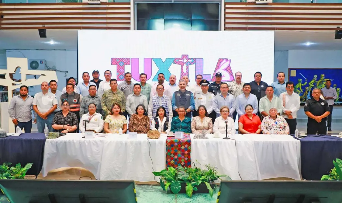 Los participantes posaron para la foto en el patio central de palacio municipal. Cortesía
