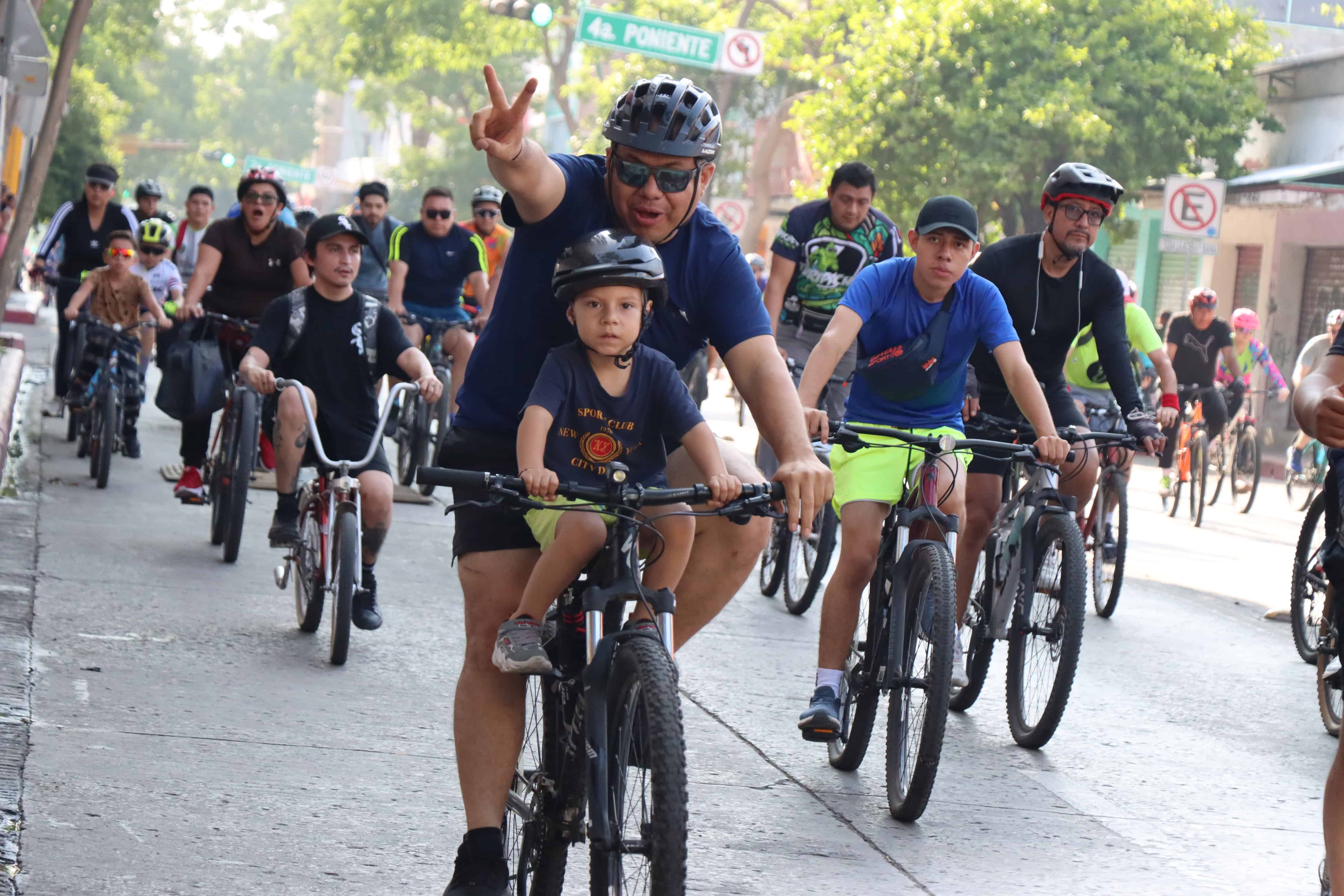 Atletas pedalean por la paz