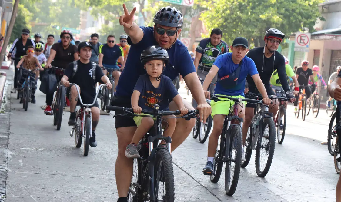 Participantes en el inicio del recorrido que arrancó en el parque Bicentenario. Diego Pérez/CP