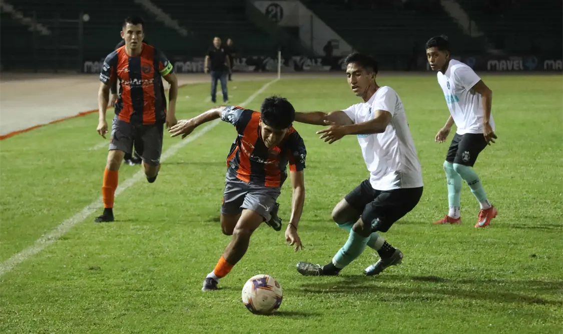 Con gran intensidad se vivió el duelo en la cancha del estadio Reyna, donde ambas escuadras dejaron todo en el terreno de juego. Carlos López/CP