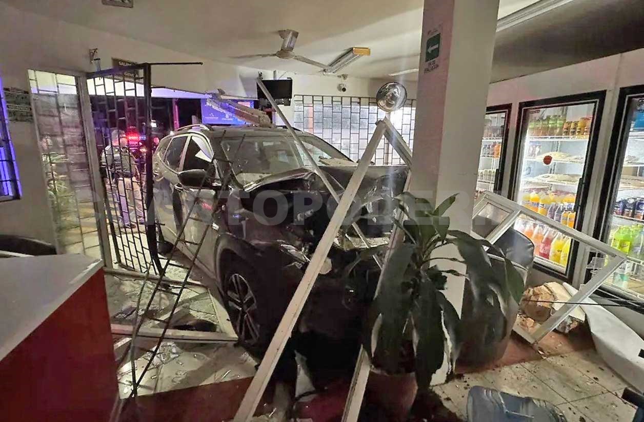 Vehículo acaba dentro de negocio tras colisión