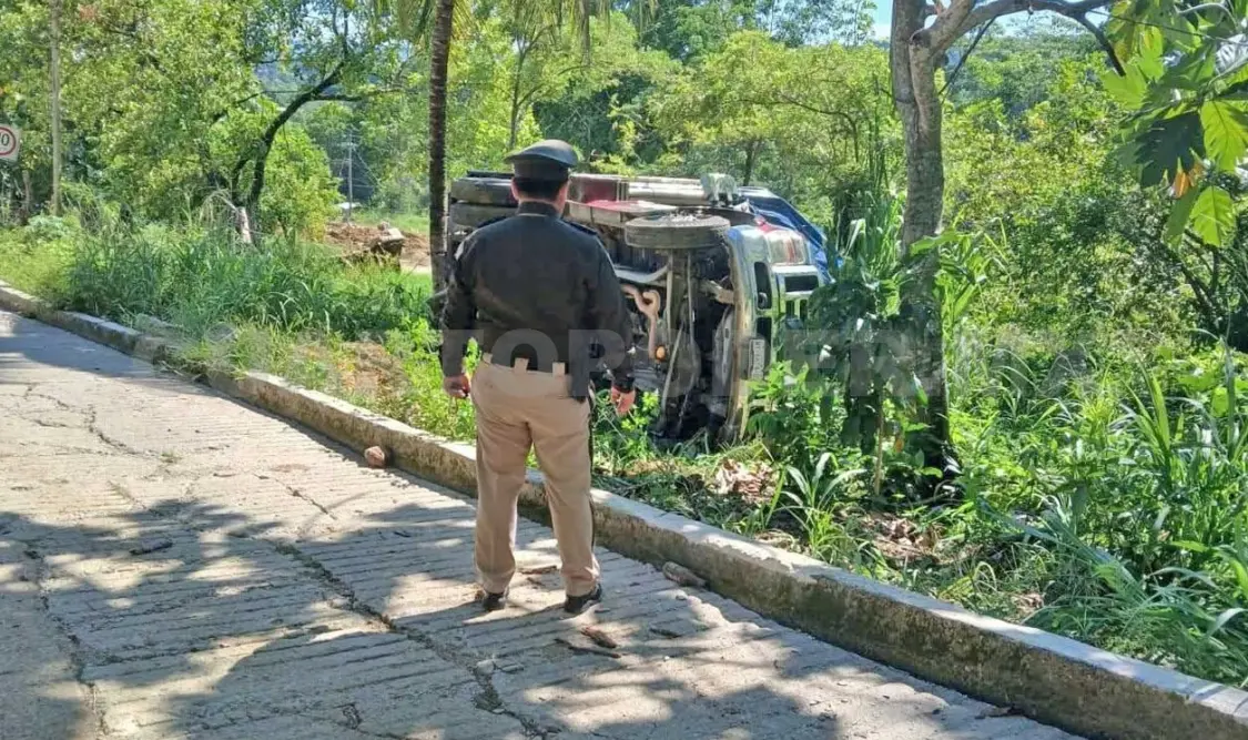 La Ford se desplazaba en una vía de comunicación con una pendiente muy pronunciada. Genaro Sánchez / CP