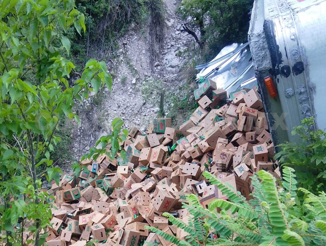 Remolque se desengancha y cae en un barranco