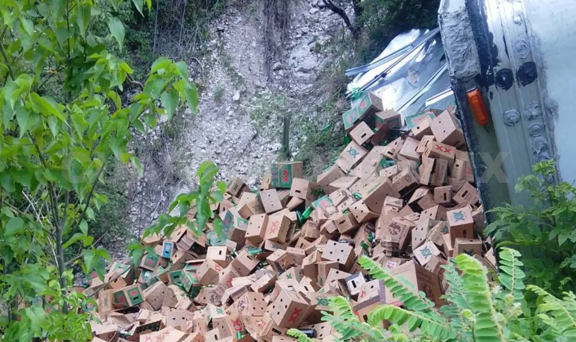 El remolque se desenganchó del dolly y se fue al barranco, junto con las cientos de cajas con envases vacíos de cerveza. Juan Orel / CP