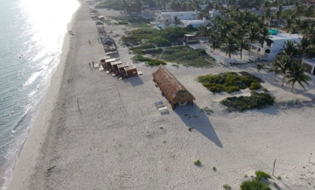 Denuncian construcción ilegal en la playa de Sisal