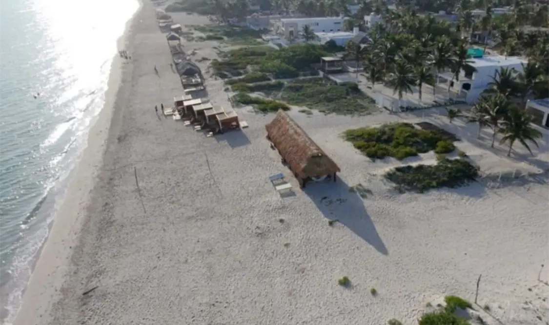 Denuncian construcción ilegal en la playa de Sisal
