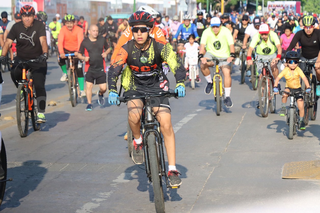 Atletas pedalean por la paz