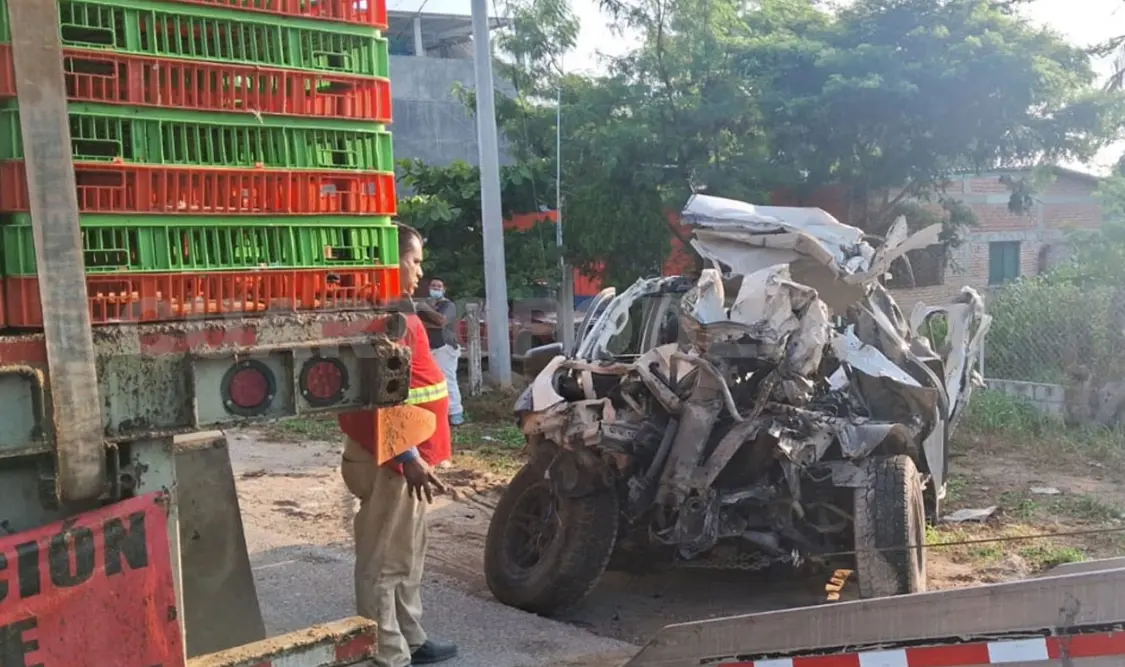 La camioneta se incrustó en la barra antiempotramiento del camión de carga. Ulises Villalobos / CP