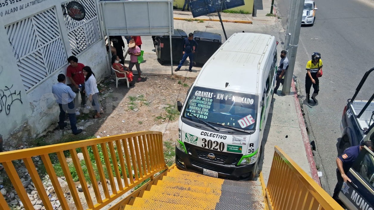 Se estrella combi; 10 policontundidos fueron el saldo