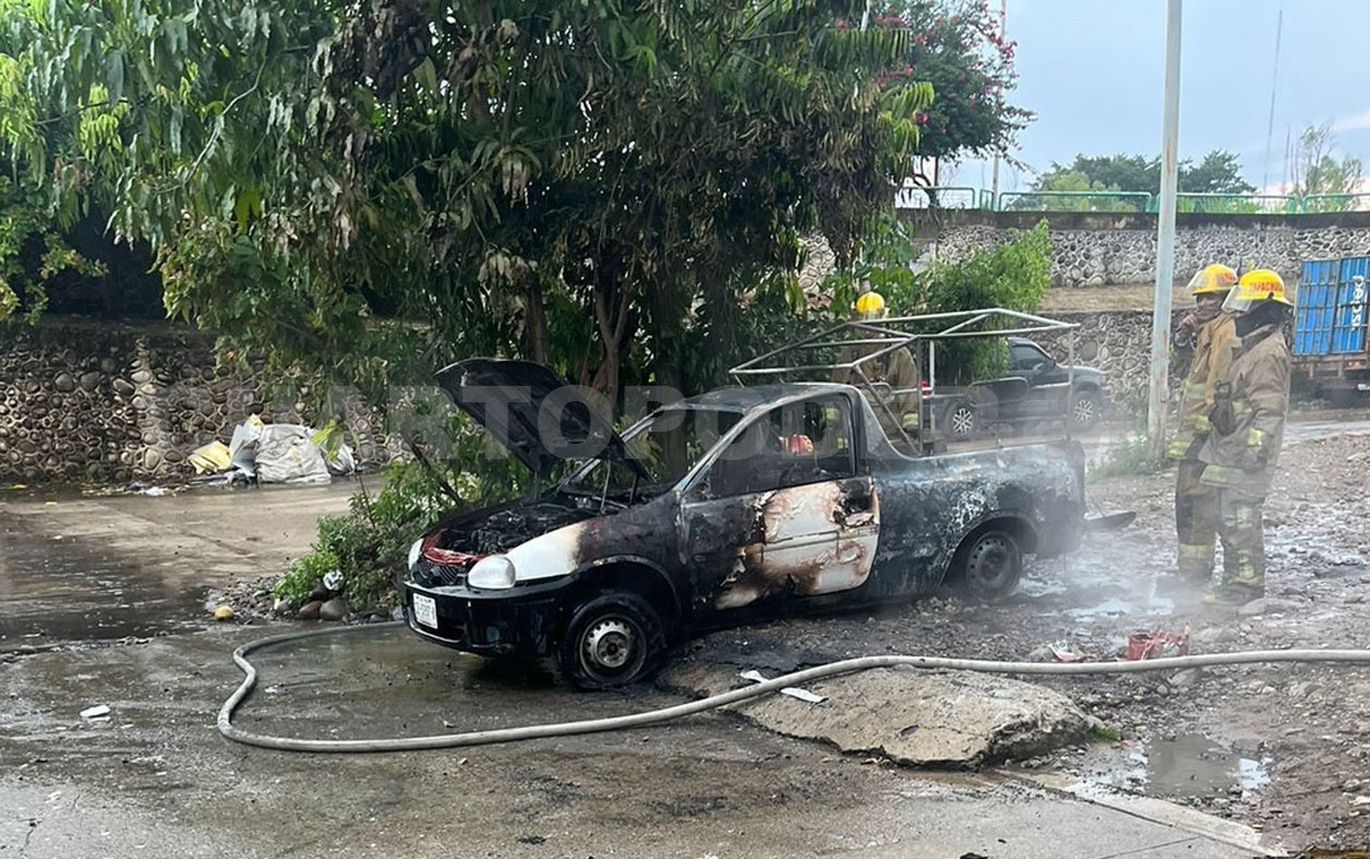 Acaba convertida en chatarra al incendiarse