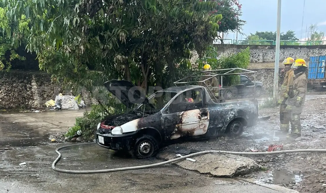 La pick up al parecer se incendió debido a un cortocircuito. Víctor Sánchez / CP