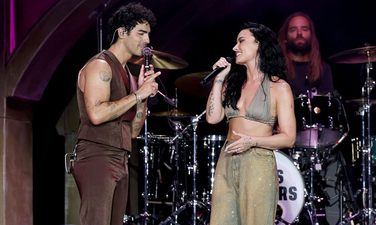 Demi canta junto a Jonas Brothers