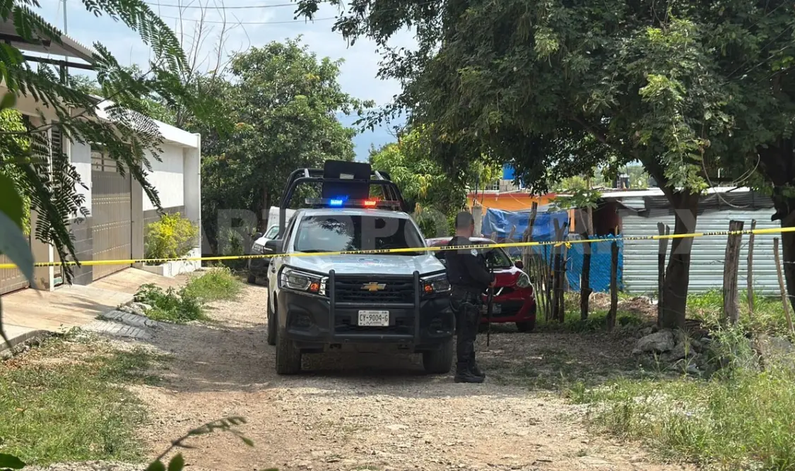 Los agentes policiacos habían llegado al callejón Paraíso para, al parecer, ejecutar una orden de aprehensión por robo con violencia. Ulises Villalobos / CP