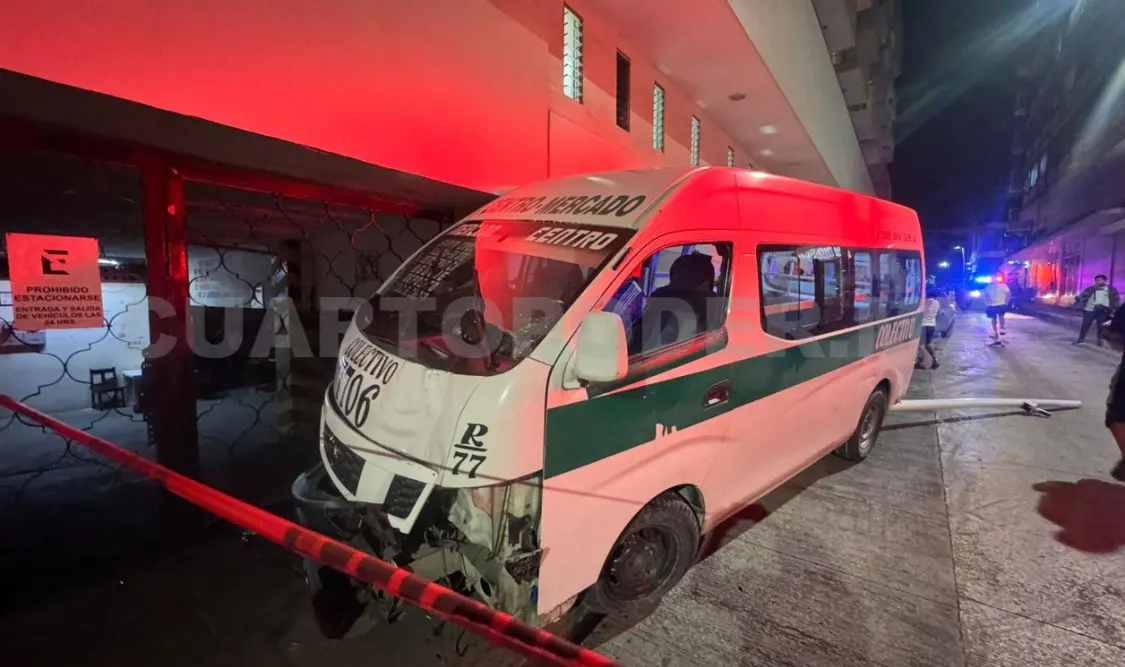 El colectivero sufrió convulsiones por un cuadro de epilepsia y terminó colisionando varias veces, hasta que se topó con la fachada del hotel. Ulises Villalobos / CP
