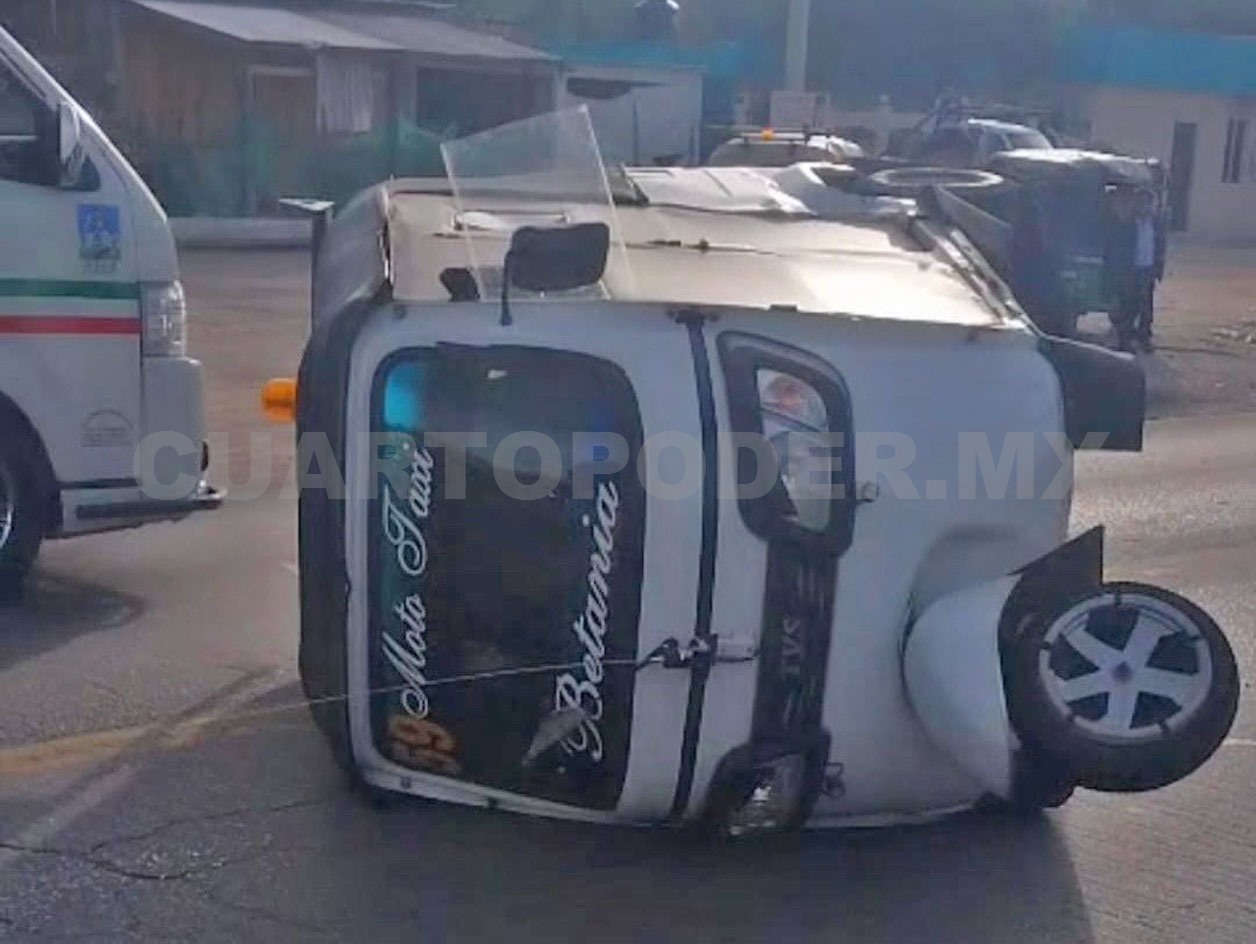 Intenta rebasar y choca contra un mototaxi