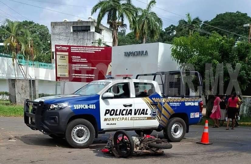 Combi impacta a moto y jóvenes quedan malheridos