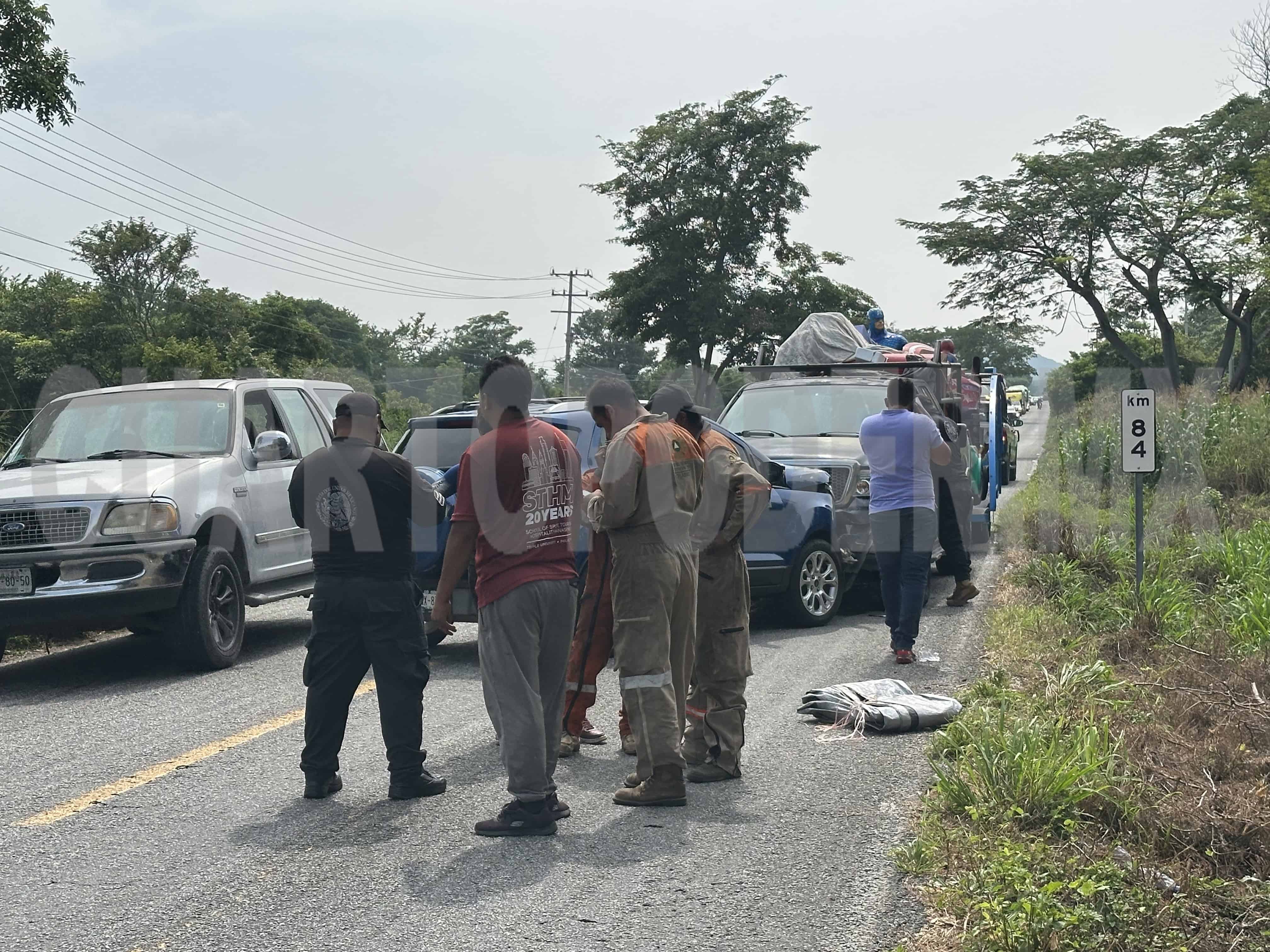 Colisión frontal deja a una menor herida
