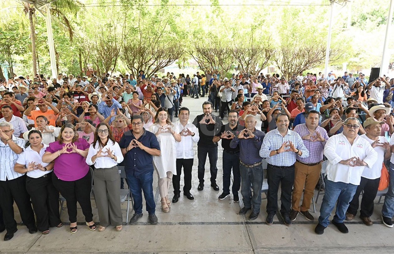 Reciben constancias de alfabetización y becas