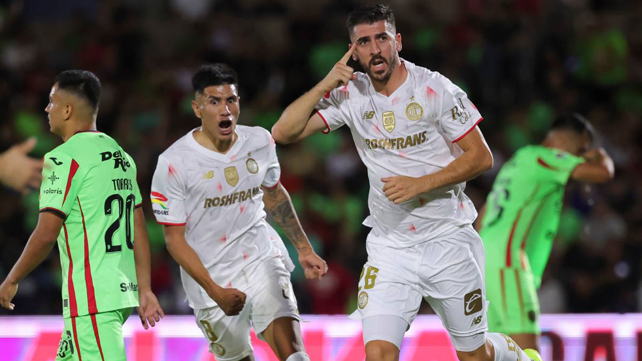 Toluca gana y se acerca al líder
