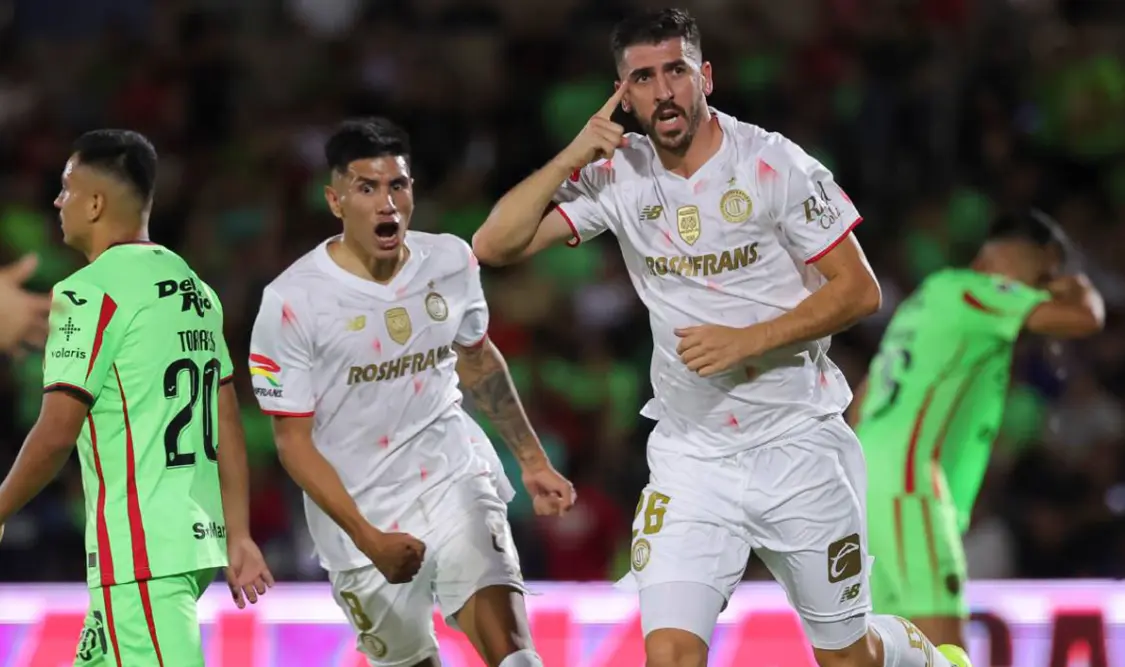 Toluca gana y se acerca al líder