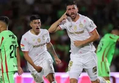 Toluca gana y se acerca al líder