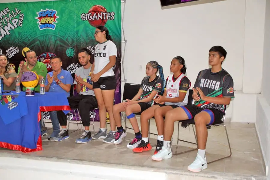En la presentación indicaron que psicólogos, nutriólogos y fisioterapeutas forman parte del equipo. Cortesía