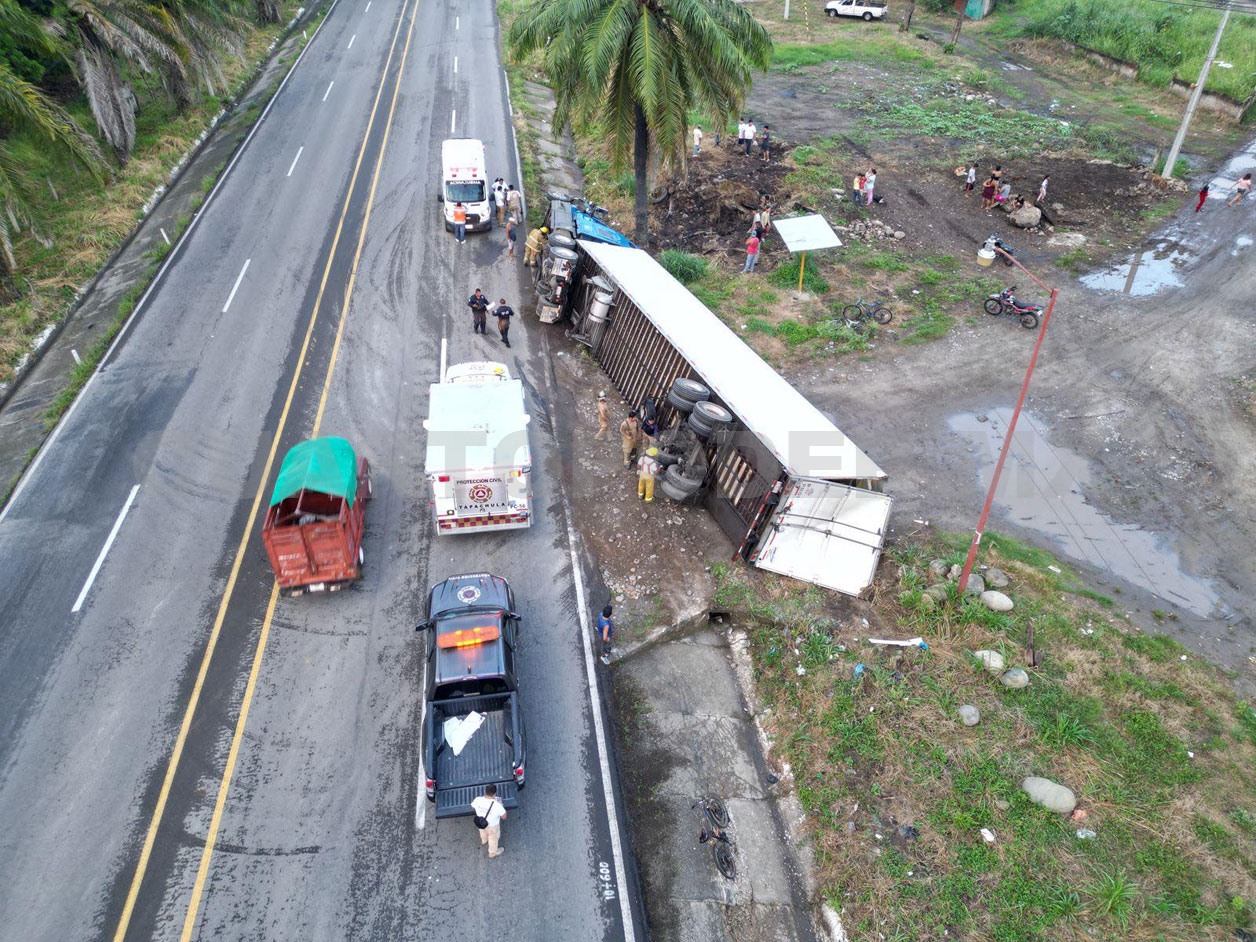 Tractocamión acaba recostado sobre carretera