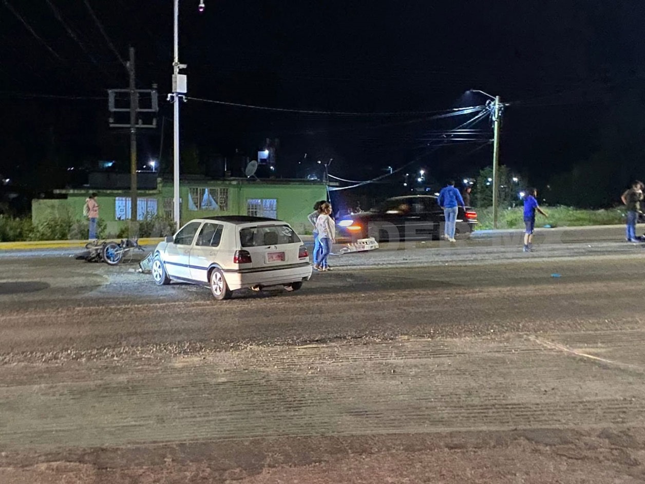 Grave motociclista tras chocar contra un Golf