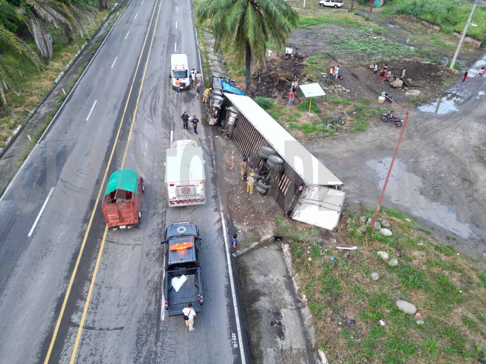 Tractocamión acaba recostado sobre carretera