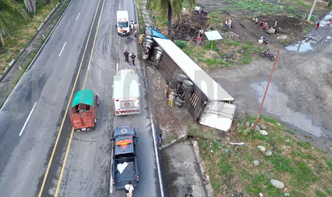 Tractocamión acaba recostado sobre carretera