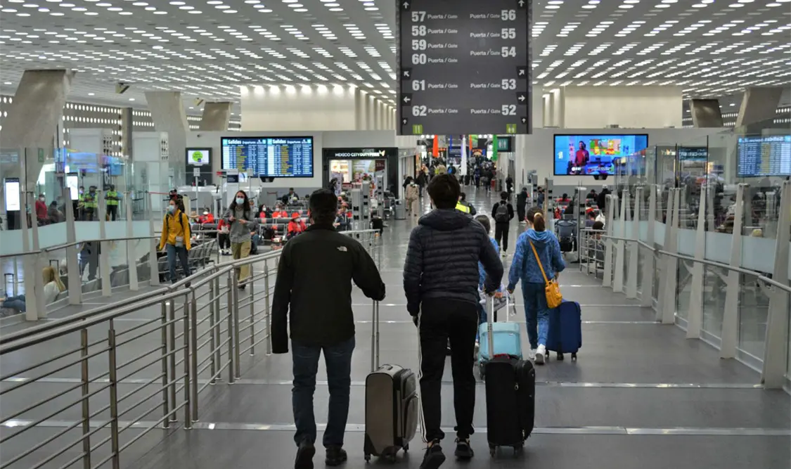 Vive AICM tarde tranquila tras dos días de locura