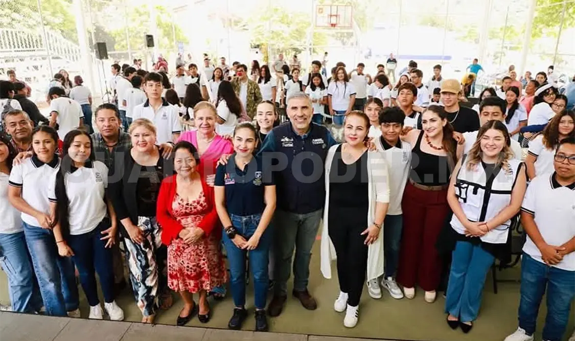 Ángel Torres benefició con paquetes escolares a alumnas y alumnos del CBTIS Núm. 233 y Cobach 234. CP