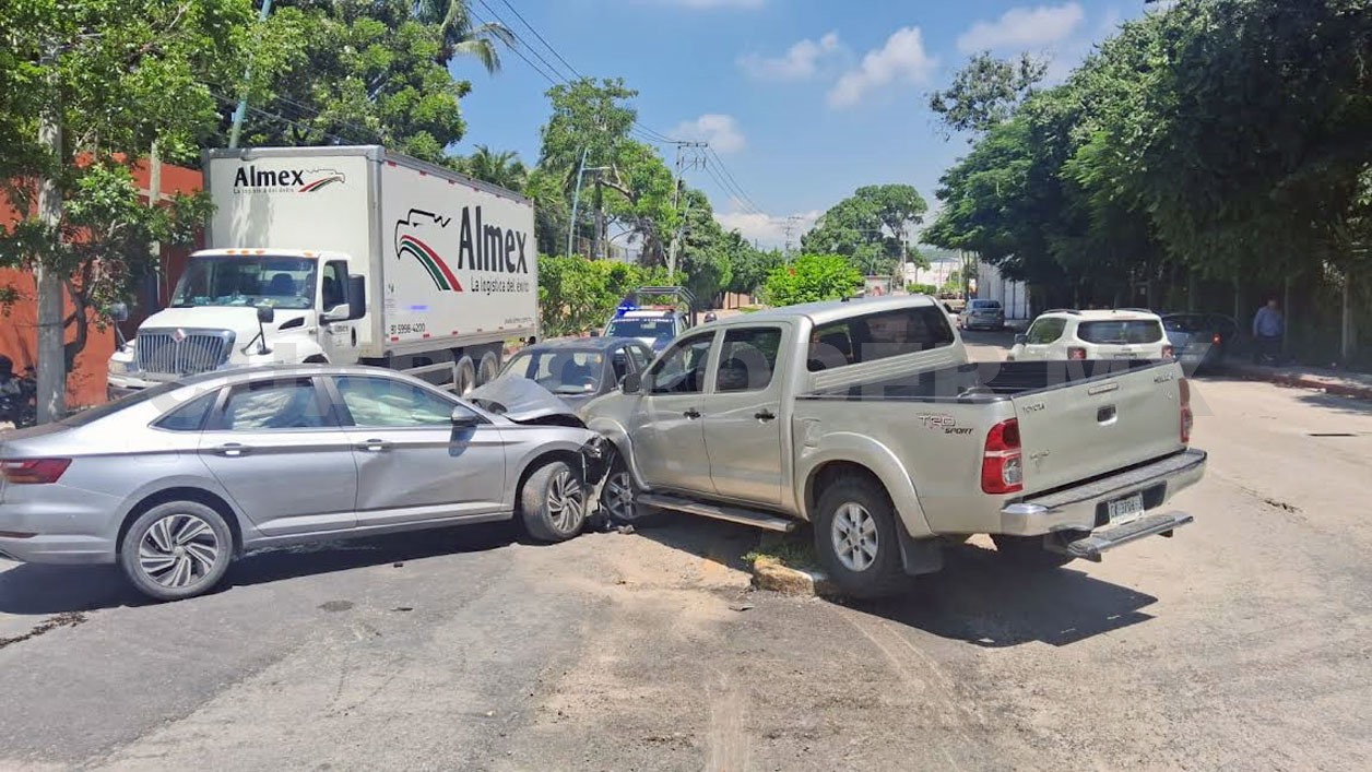 Aparatosa colisión múltiple en Plan de Ayala