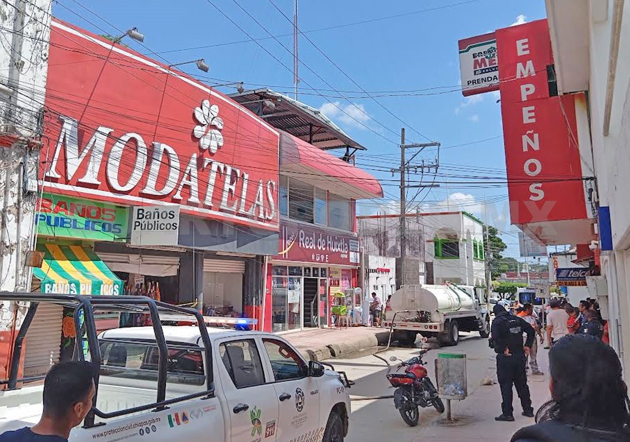Cortocircuito provoca fuego en tienda de telas