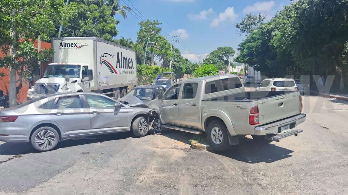 Aparatosa colisión múltiple en Plan de Ayala