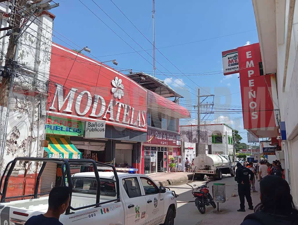 Cortocircuito provoca fuego en tienda de telas