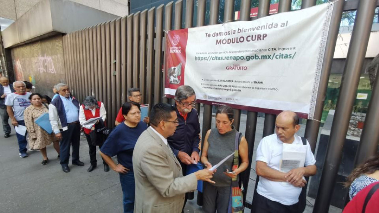 Primeros mexicanos tramitan la CURP Biométrica