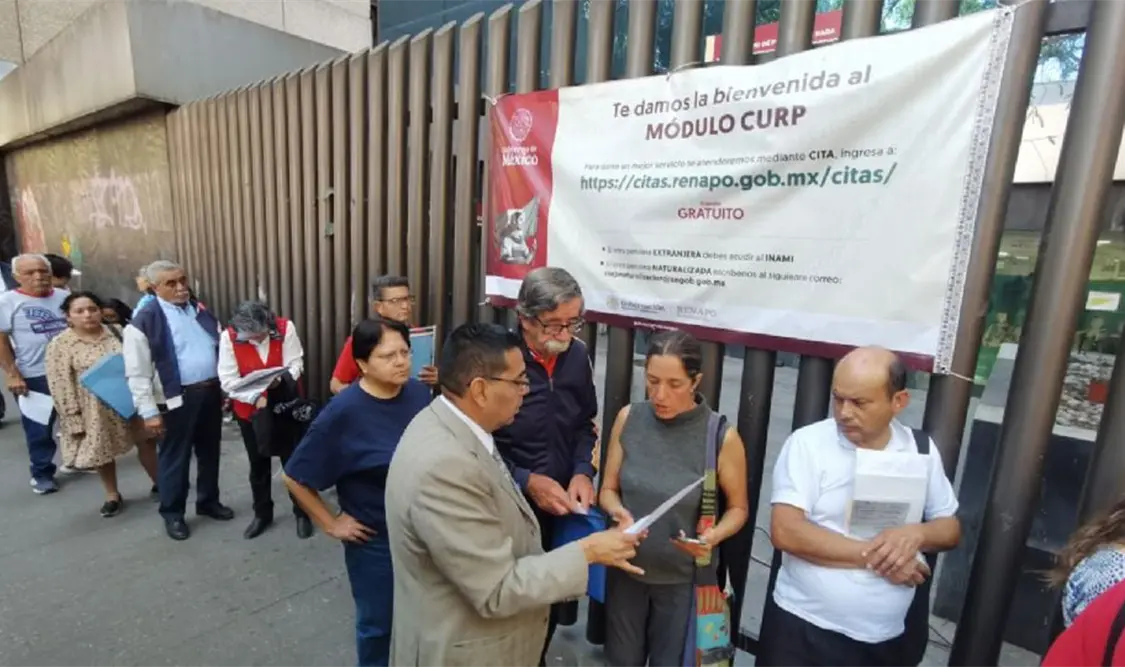 Decenas de personas acudieron el jueves con una cita para después ser rechazados por personal del Registro Nacional de Población (Renapo). Cortesía