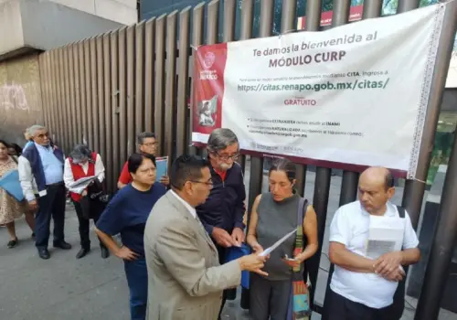 Primeros mexicanos tramitan la CURP Biométrica