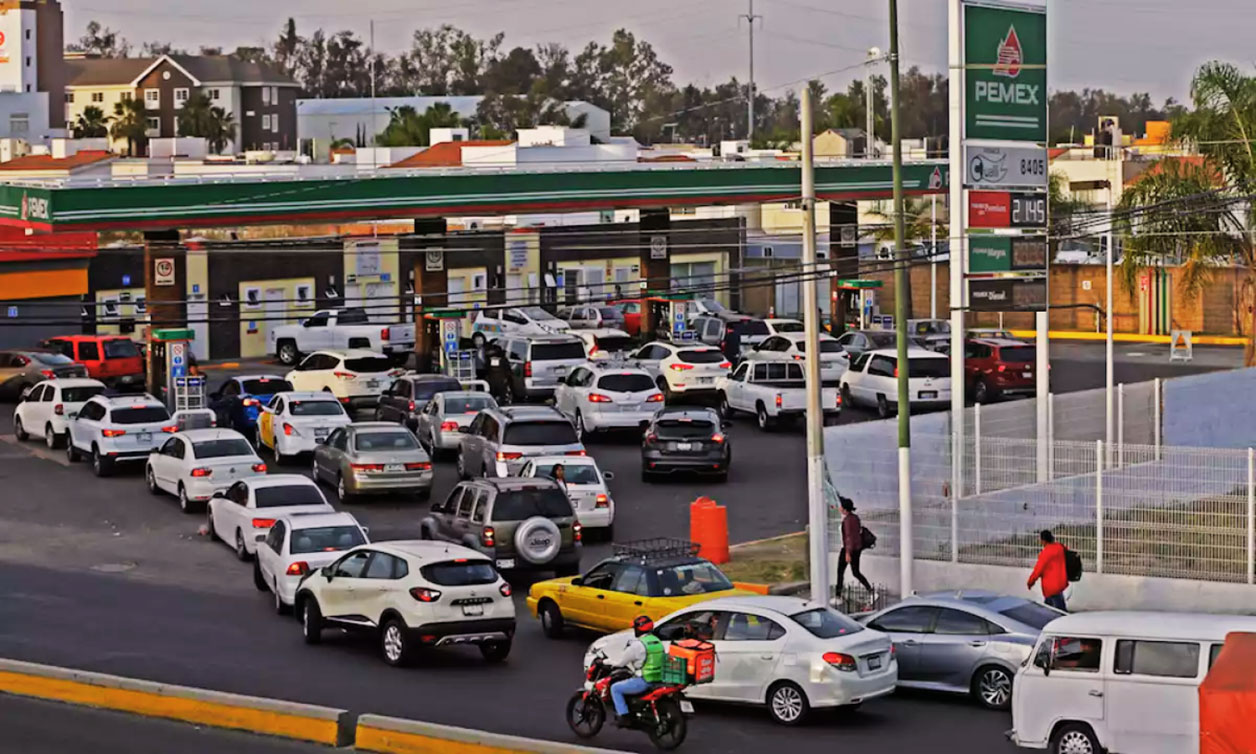 Reportan retraso en abasto de gasolina
