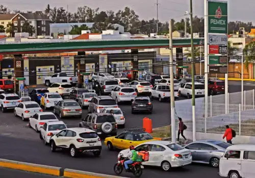 Reportan retraso en abasto de gasolina
