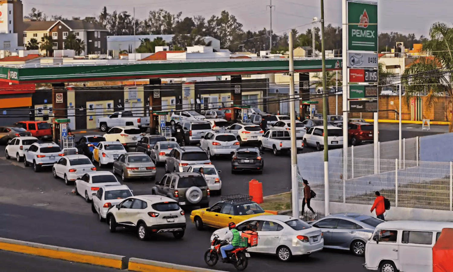 Reportan retraso en abasto de gasolina