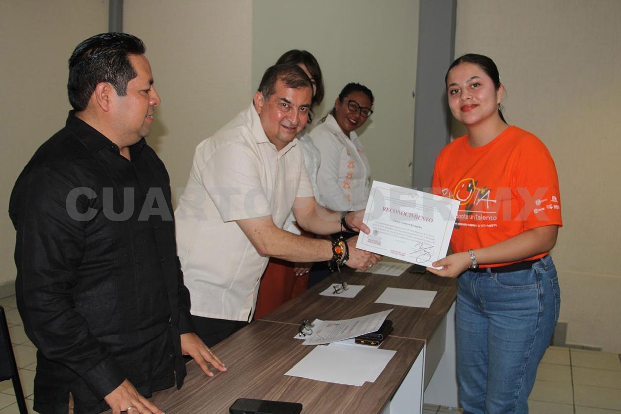 Reconoce educación a 15 estudiantes sobresalientes