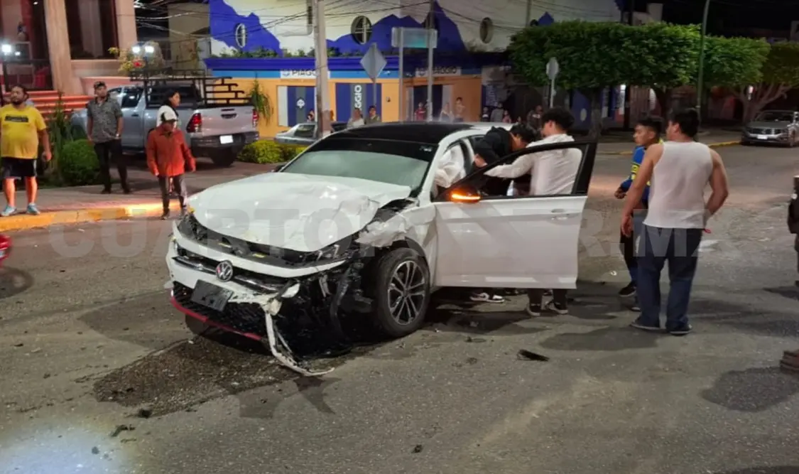 La colisión vehicular movilizó a los cuerpos de emergencia, debido a que había personas heridas. Juan Orel / CP