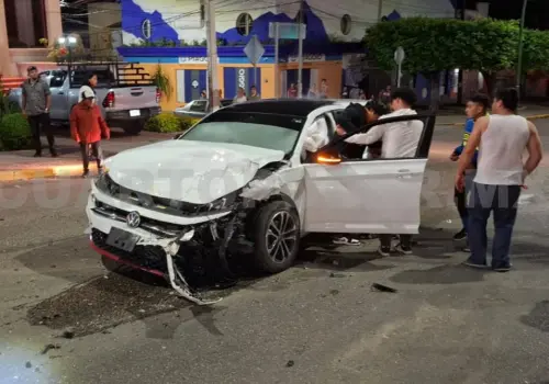 Encontronazo en bulevar deja tres lesionados