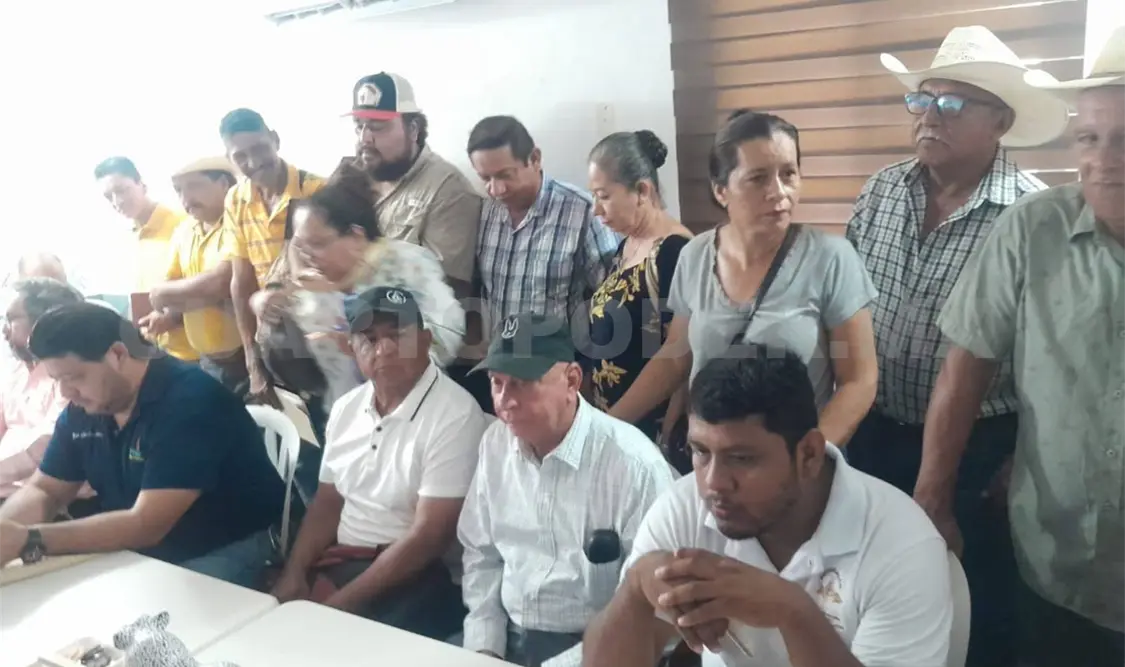 Los quejosos expusieron sus demandas ante los representantes de Pemex. Ramiro López / CP