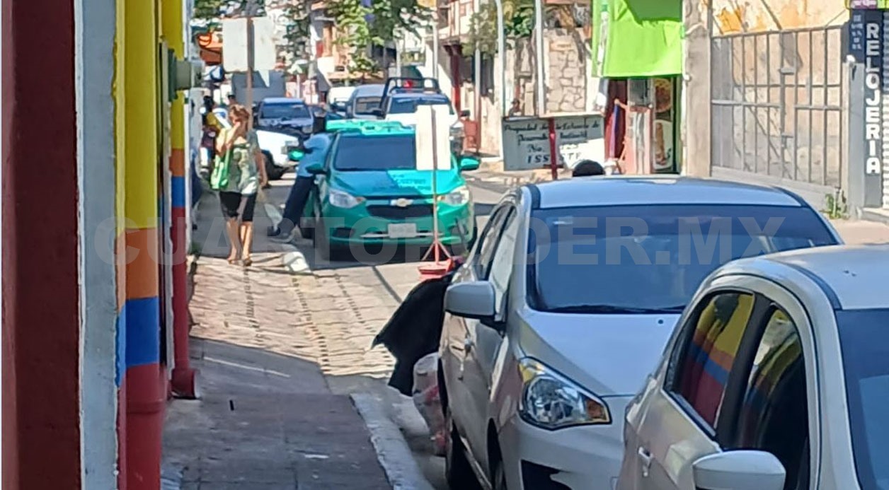 Taxis foráneos cargan pasaje en calles de Tapachula